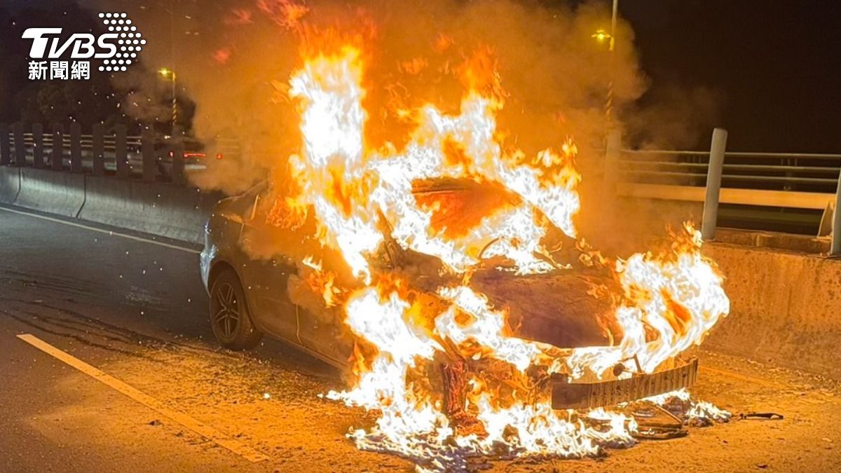 台74甲火燒車！轎車拋錨燒成火球　「剩焦黑骨架」駕駛急逃