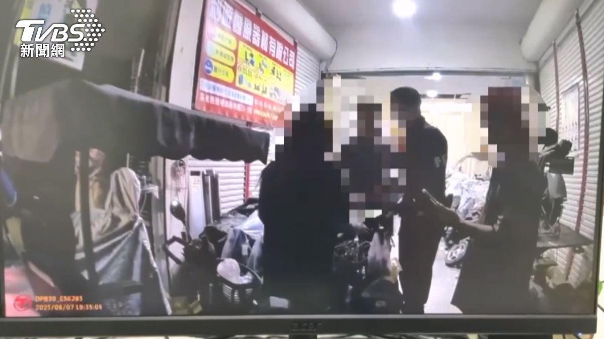 警方強調，拿出辣椒水只是警戒，而事後雙方 也決定自行談和解。（圖／TVBS）