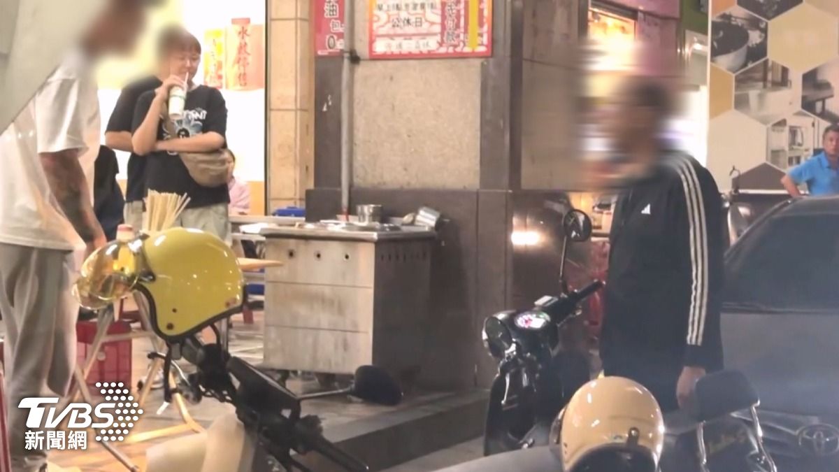 台南一名阿伯,買不到麵氣到狂按喇叭抗議,顧客提醒還回嗆對方。(圖/TVBS)