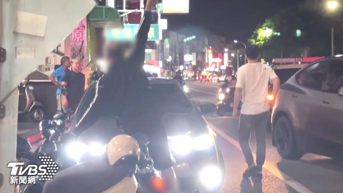 警方到場,阿伯還刻意按喇叭示範,行為囂張。(圖/TVBS)
