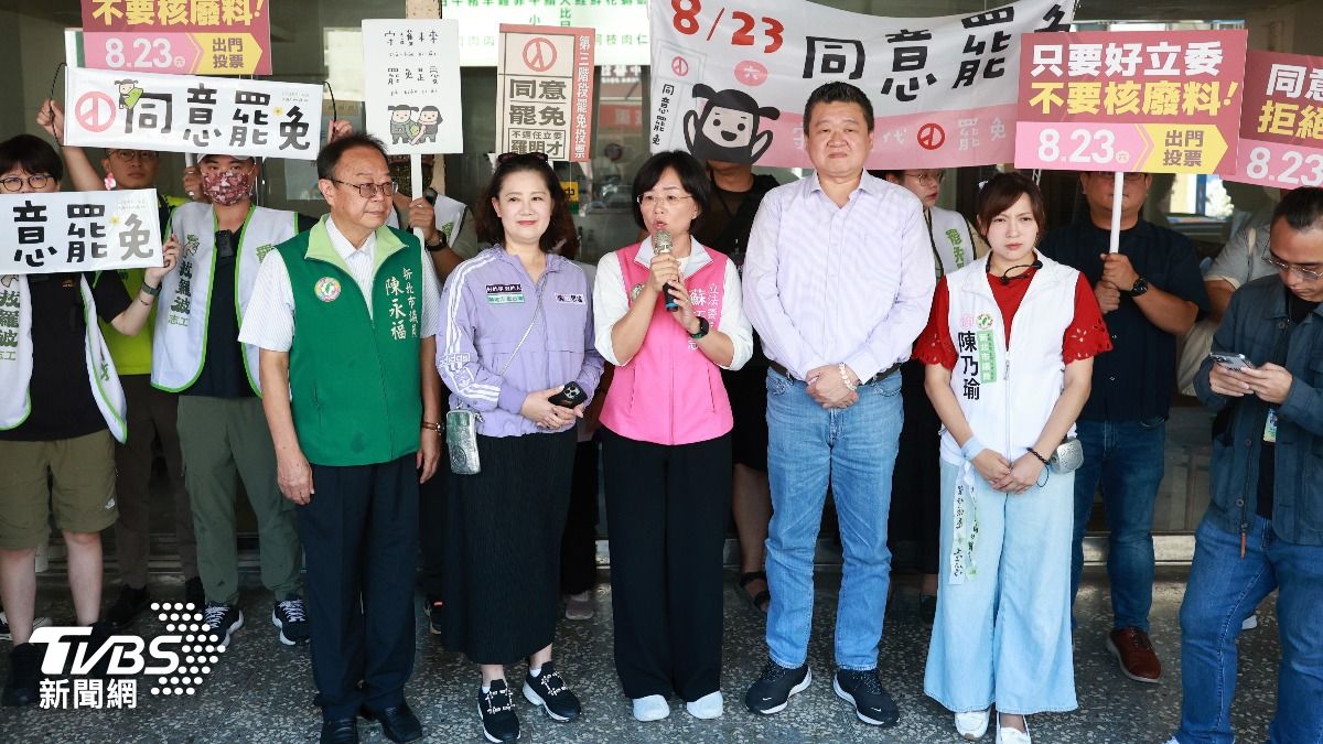 何博文今率黨公職前往新店陪同罷團掃街。（圖／華子琛攝）