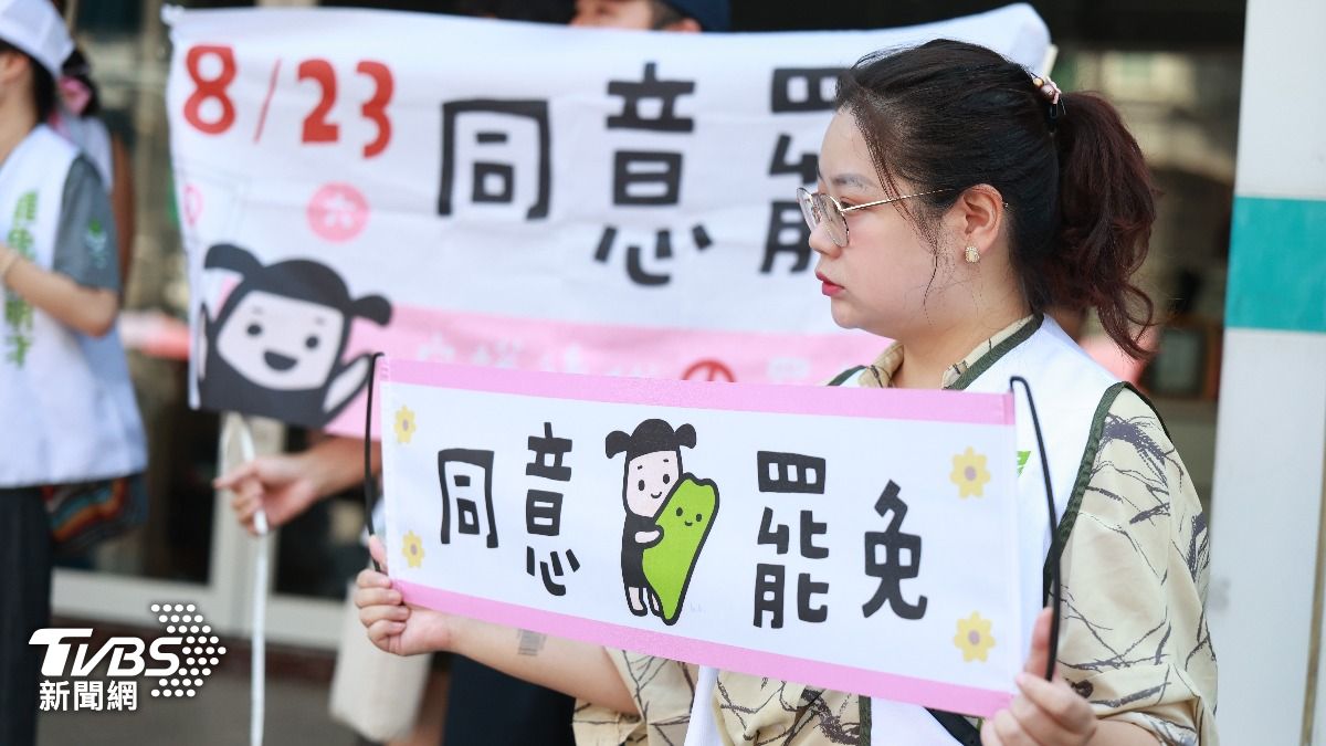 志工舉起同意罷免標語。（圖／華子琛攝）