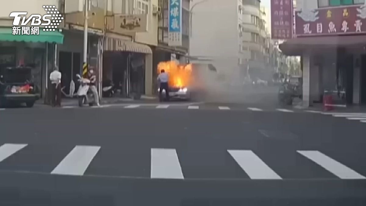 爆燃!轎車冒煙「開引擎蓋竄火」駕駛險遭吞,煤氣桶就在旁。(圖/TVBS)
