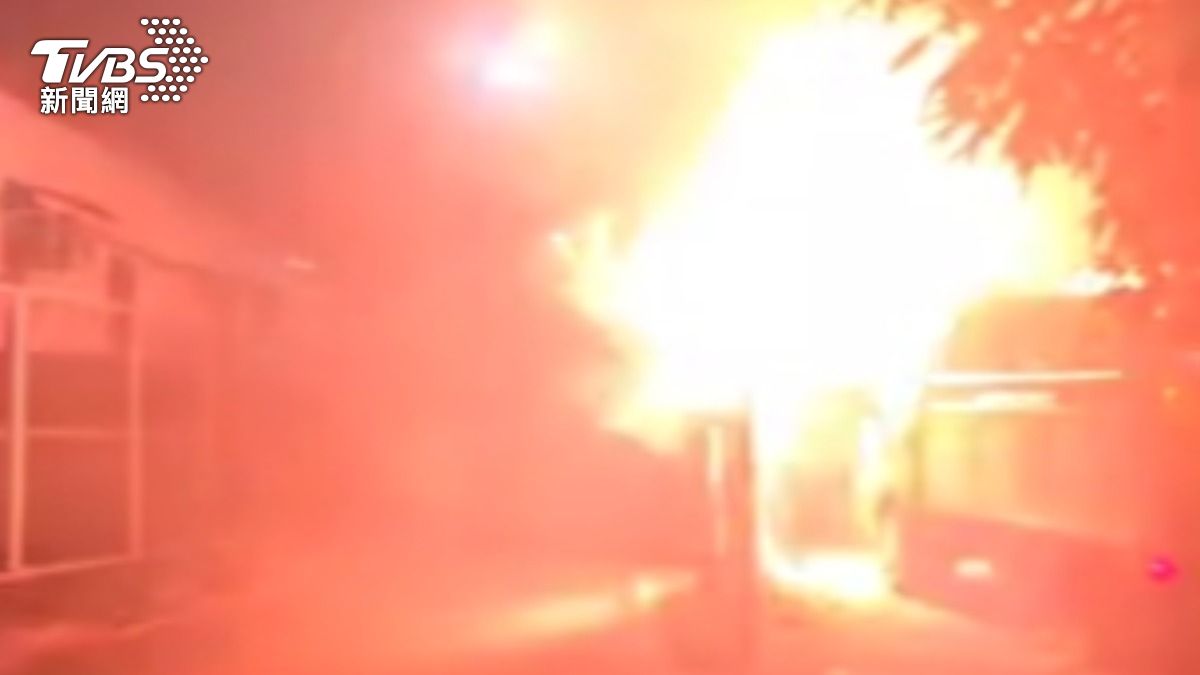 電箱竄火,爆炸聲響徹巷弄,小朋友見「濃煙」機警通報。(圖/TVBS)
