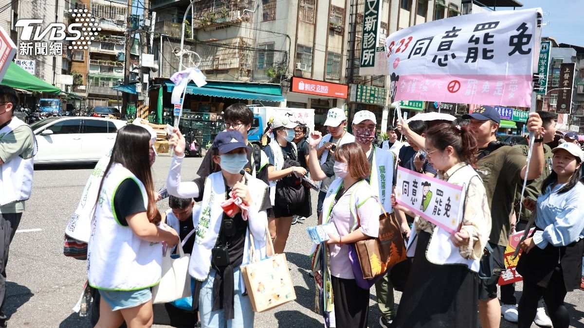 新店罷團「拔羅波」今前往市場掃街。（圖／華子琛攝）