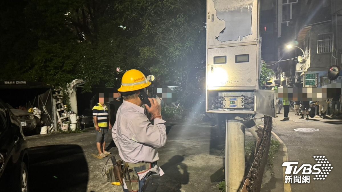 電箱竄火,爆炸聲響徹巷弄,小朋友見「濃煙」機警通報。(圖/TVBS)