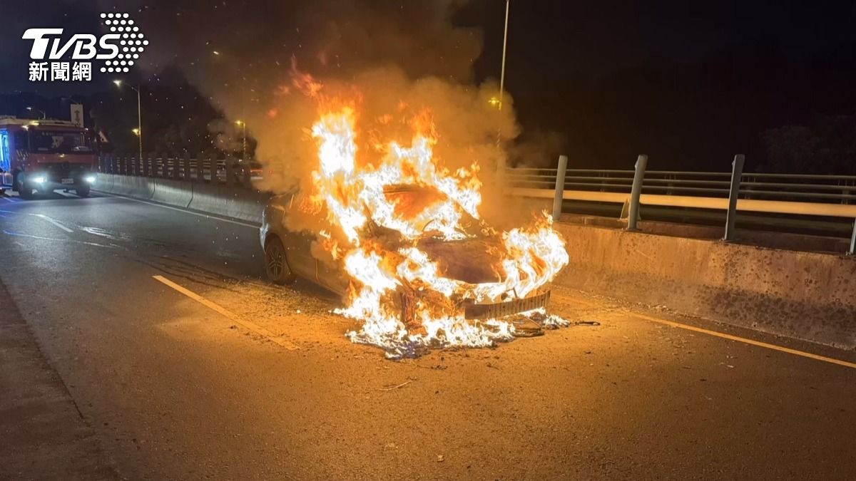 彰化台74甲外環道路,一輛自小客車拋錨停在路旁,不料車頭突然起火燃燒,火海硬生生吞噬了整台轎車。(圖/TVBS)
