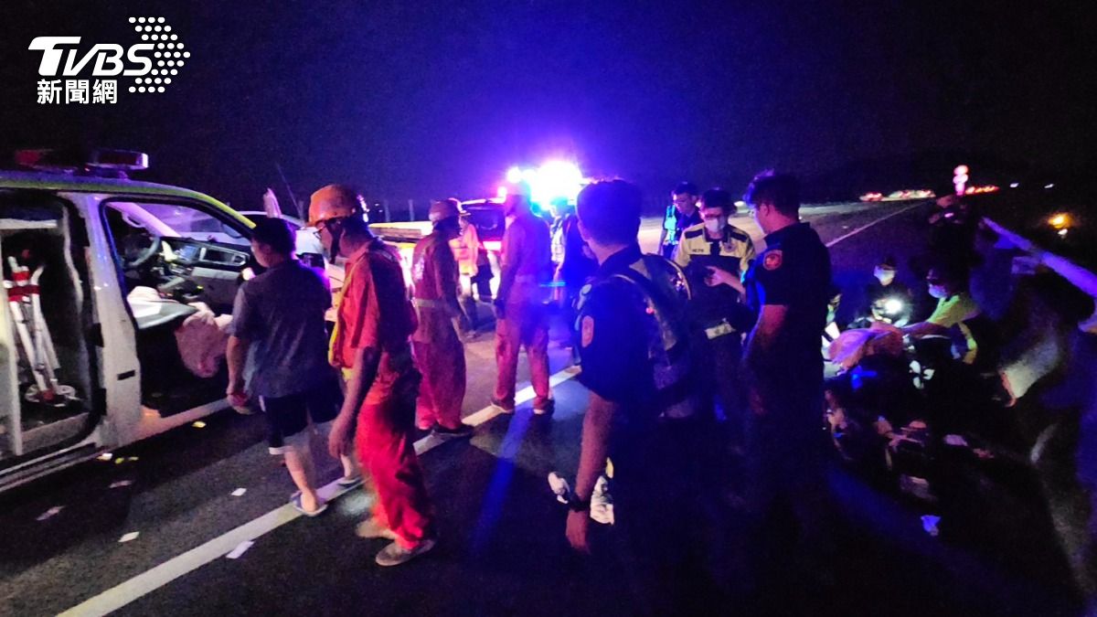 新竹男「持刀劫救護車」!突情緒失控嗆醫護 國道狂飆自撞