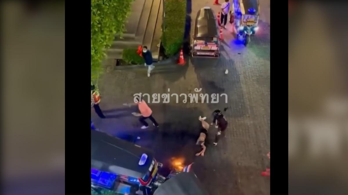 遊客在地上翻滾。（圖／翻攝สายข่าวพัทยา）