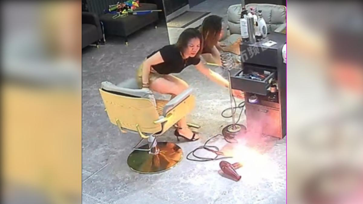 女子趕緊將電源拔掉。(圖/翻攝自微博)