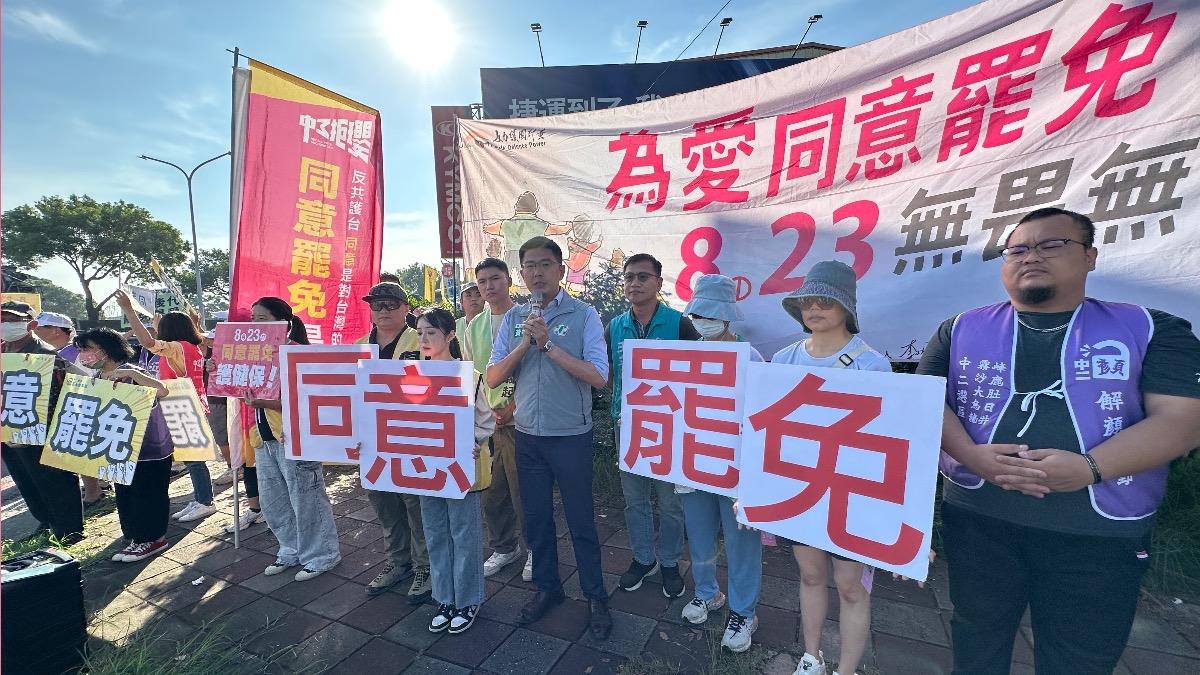 在823面臨投票的罷團持續站路口、掃街。圖為台中罷團站路口。(圖/中二解顏團隊提供)