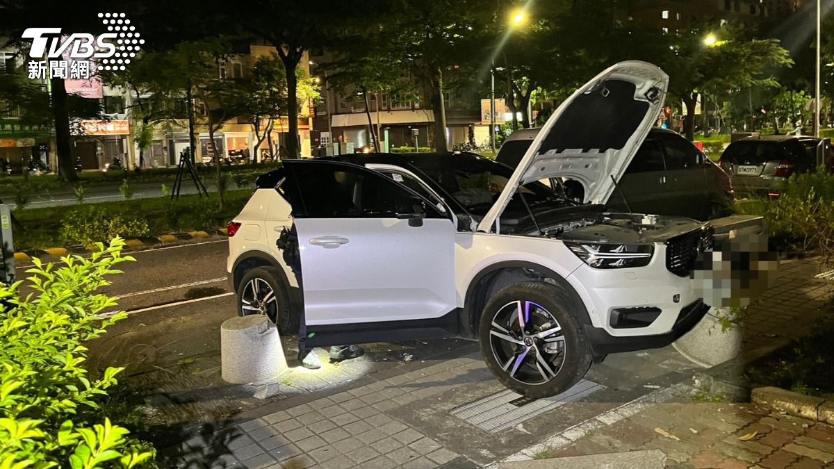 成大旁「瑞典坦克」暴衝撞碎石墩 網見這幕驚呆:車頭超硬