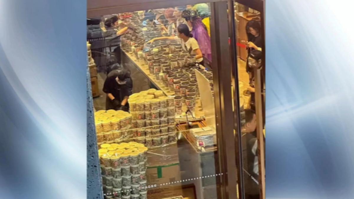 「秋天第一杯奶茶」風潮,讓大陸外送員訂單接不完,店家忙到堆滿奶茶山(圖/微博)