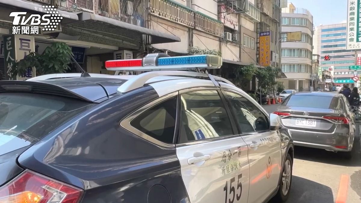 台中男怒敲牆抗議噪音　反遭警依法送辦。(圖／TVBS)