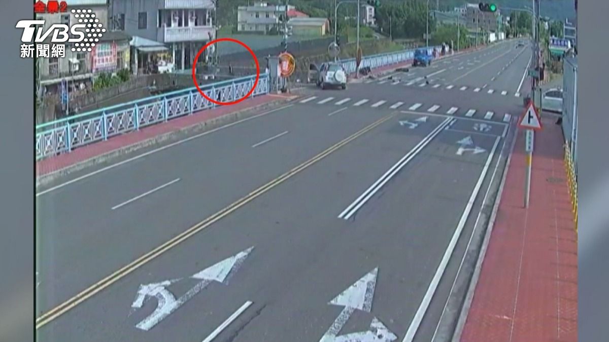 騎士遭撞飛空翻 毒犯打開車門拔腿狂奔。(圖/TVBS)