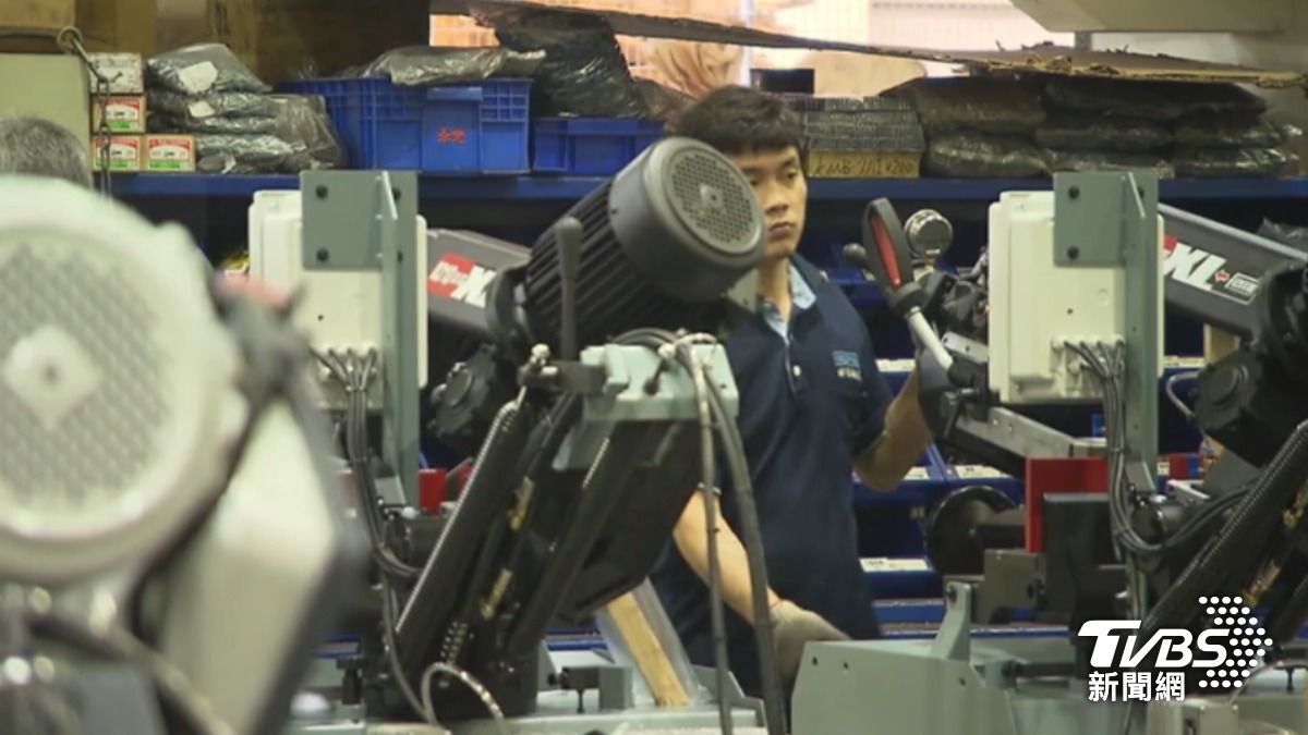 台灣出口商品壓力倍增,尤其傳產受衝擊更嚴重。(圖/TVBS)