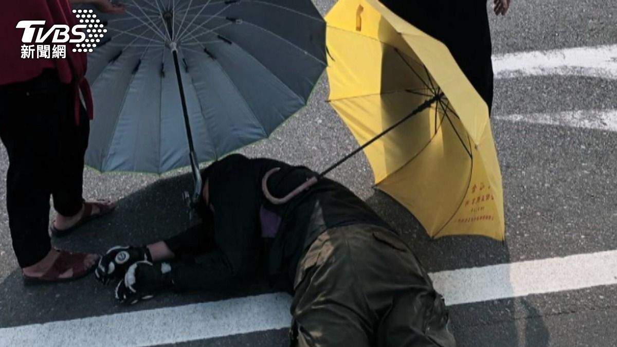 躲警追捕!通緝犯闖紅燈撞飛單親爸 「開腦急救」命懸一線。(圖/TVBS)