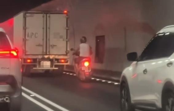 阿伯騎機車在雪隧中,遭警方依法舉發。(圖/民眾提供)