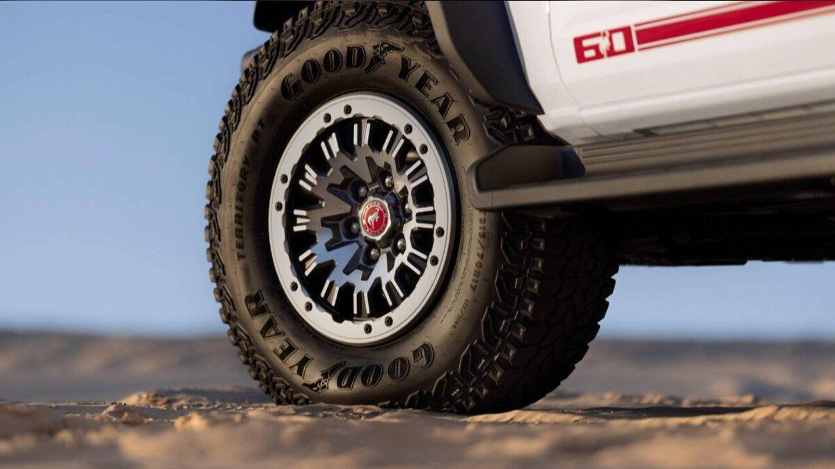 Bronco 60th Anniversary Package外觀採用初代Bronco的外觀設計,並設有60週年專屬外觀套件與輪圈。(圖/Ford提供)