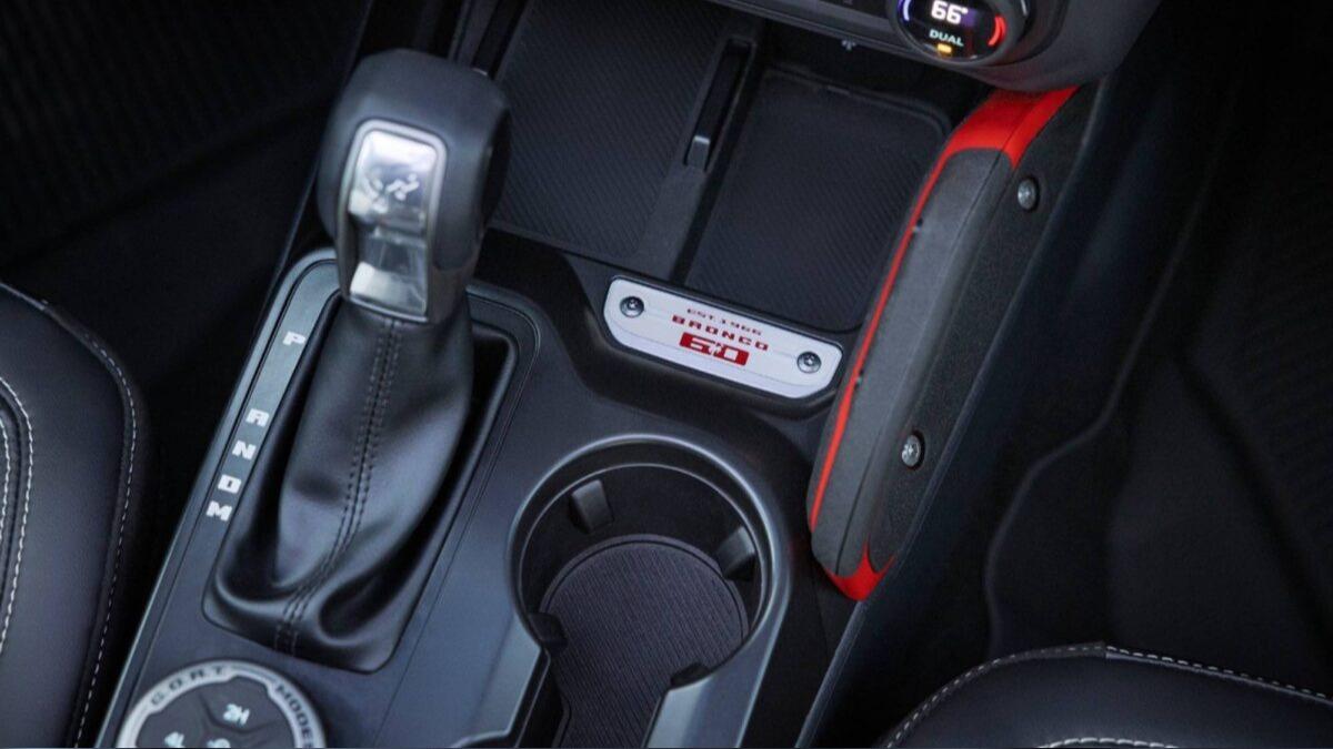 在Bronco 60th Anniversary Package內裝上,也可發現60週年專屬名牌等專屬套件點綴。(圖/Ford提供)
