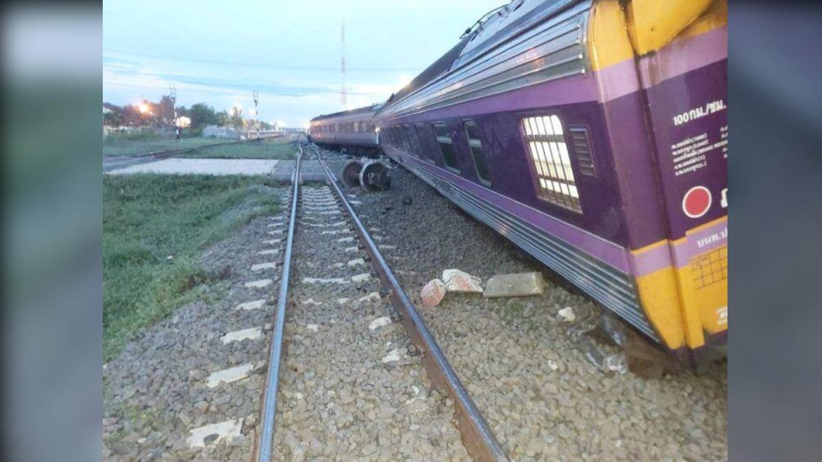 當局組織緊急應變小組,並部署重型機械打撈脫軌車廂。(圖/翻攝自THEPATTAYANEWS)