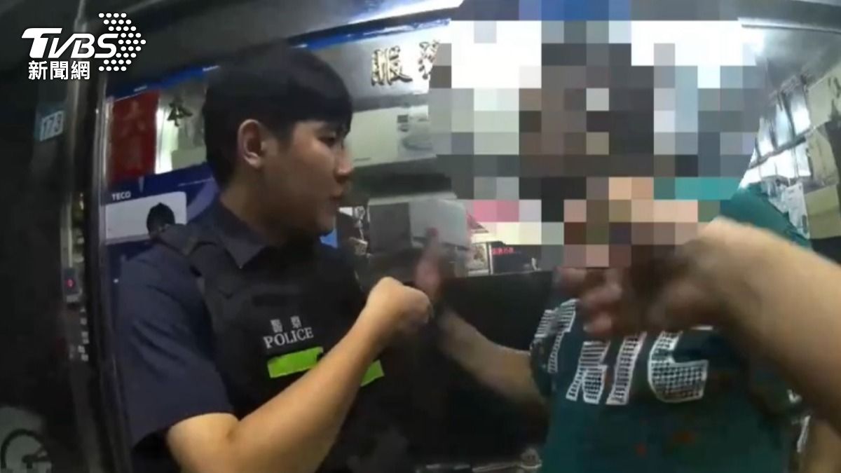 牛男酒後失控不斷拍打員警。（圖／TVBS）