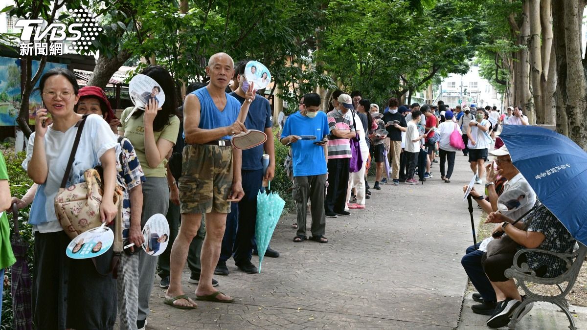 民眾黨主席黃國昌在中和北聖宮發高麗菜,吸引超過兩百公尺幾百人排隊領取。(圖/胡瑞麒攝)