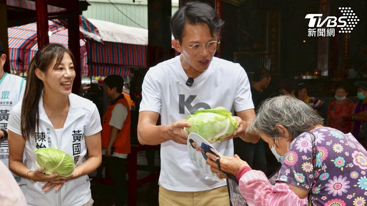 民眾黨主席黃國昌在中和北聖宮發高麗菜。(圖/胡瑞麒攝)