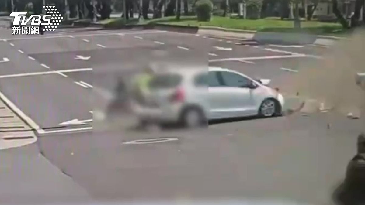 北投22歲男開車衝撞停紅燈車輛 一旁騎士慘遭波及4人傷
