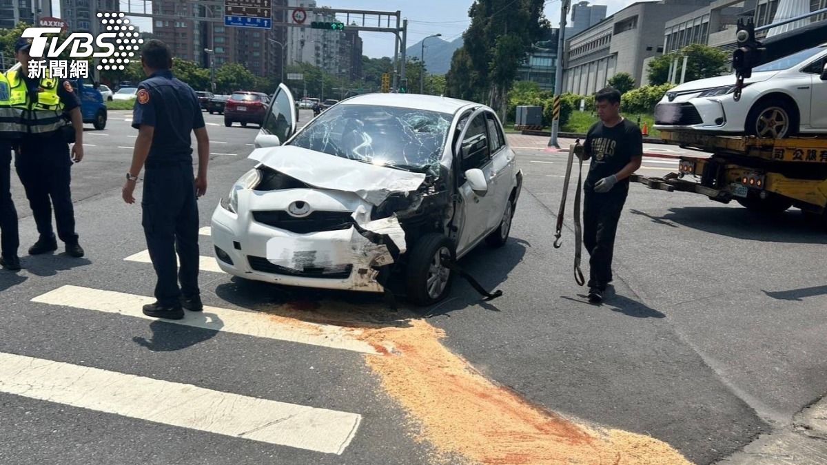 肇事車輛車頭嚴重毀損。(圖/TVBS)