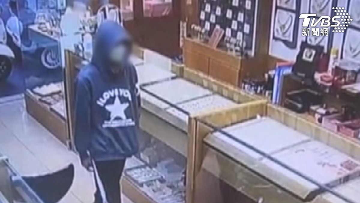 台東１７歲陳姓少年曾放話要搶銀樓並到高雄從事詐騙活動，最終付諸行動。（圖／TVBS）