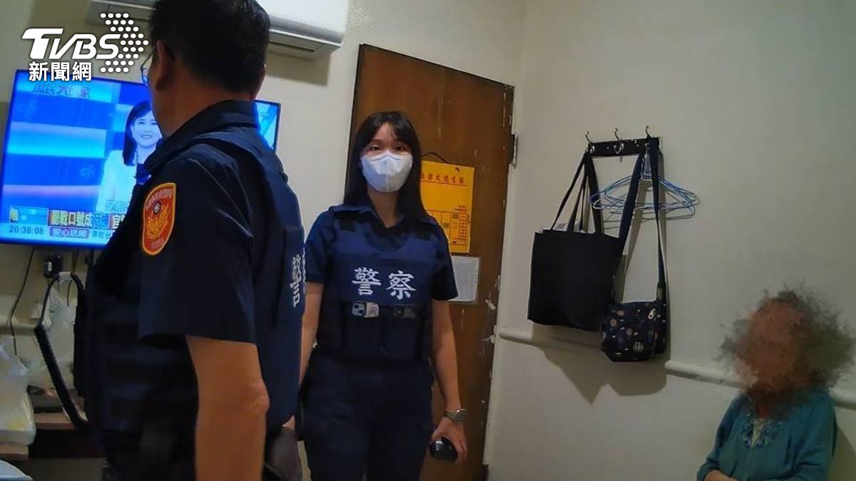 員警查訪旅館，逮捕通緝犯母子。（圖／TVBS）