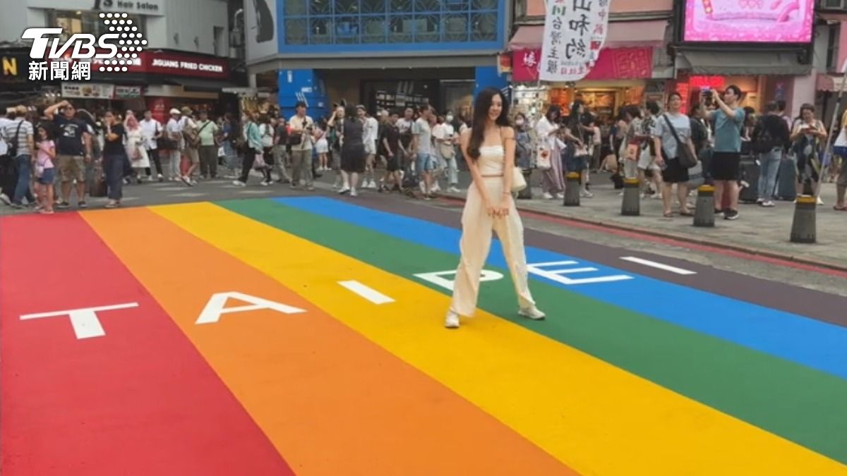 西門町的彩虹地景亮麗回歸。(圖/TVBS)