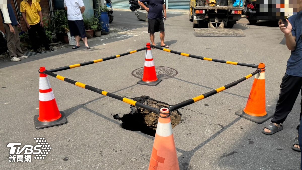 新莊路面驚見「天坑」!疑污水管破裂 水利局急到場搶修