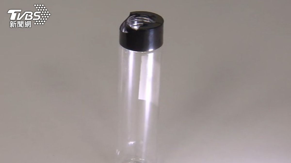 柯文哲在開庭休庭期間,暴怒砸破的水瓶,是妻子陳佩琪特別準備的。(圖/TVBS)