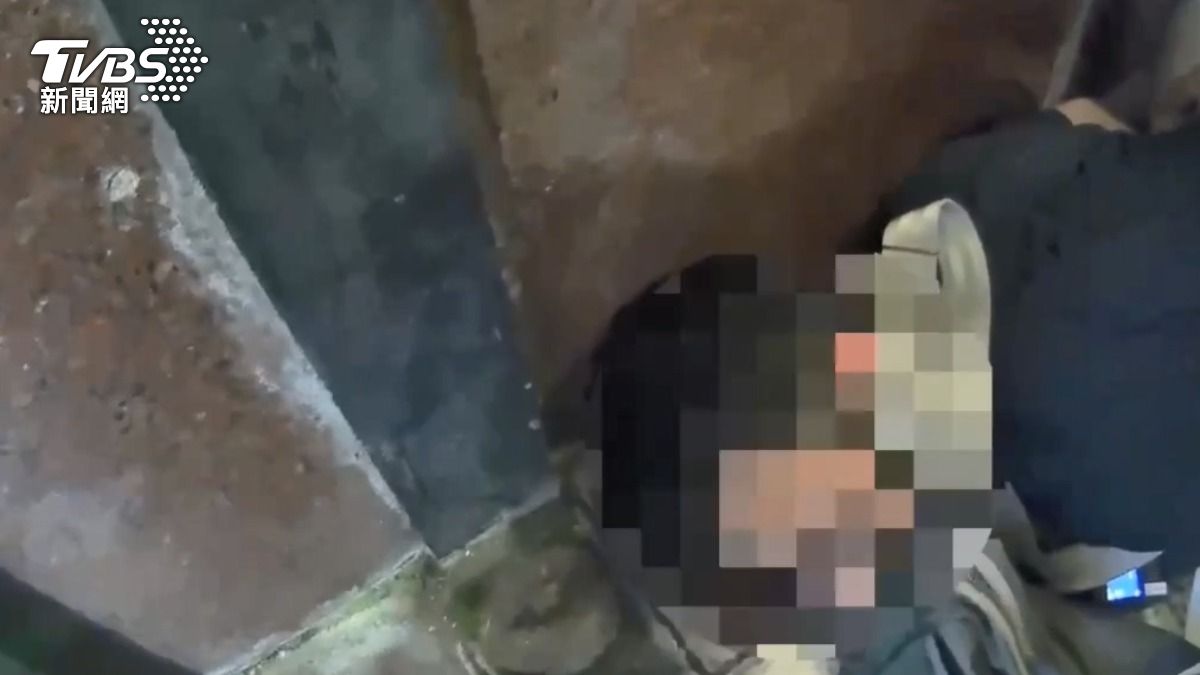 通緝犯在西門町拒捕逃逸，被員警合力制伏。 (圖／TVBS)