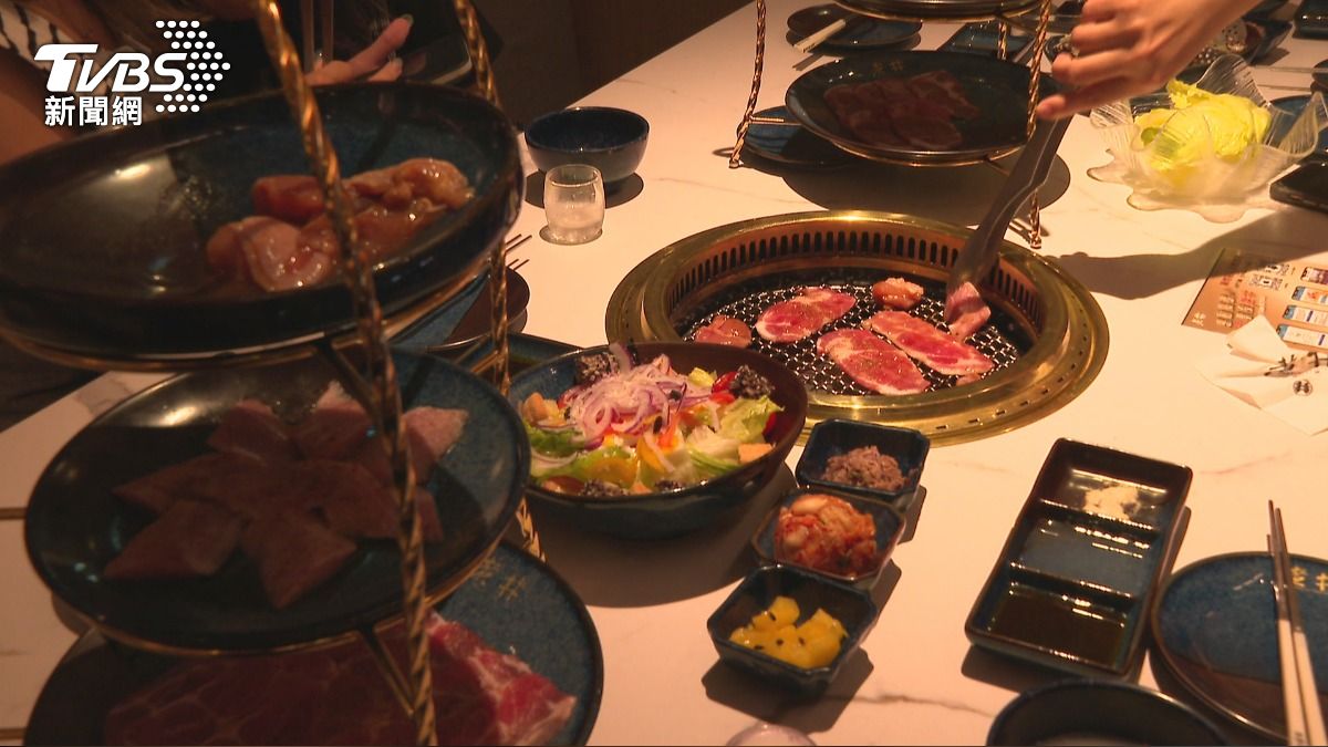 吃肉也要給滿情緒價值，老井奪領鮮獎燒肉組。(圖／TVBS)