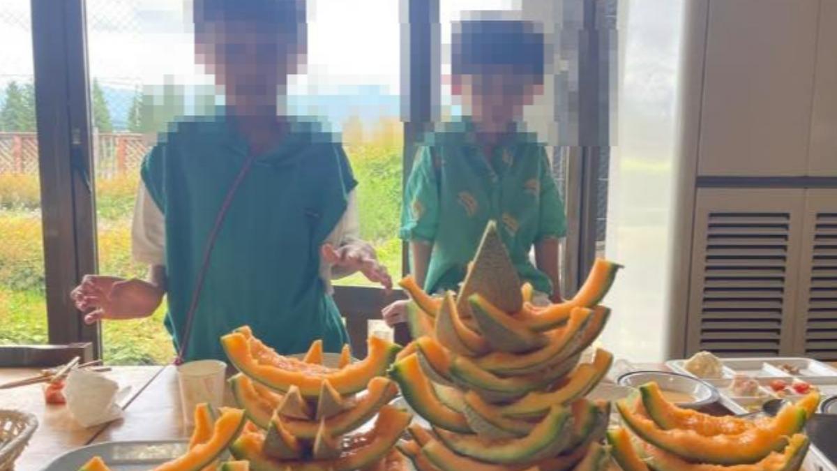 遊北海道惹議！疊「哈密瓜皮塔」遭炎上　插畫家彎彎道歉了