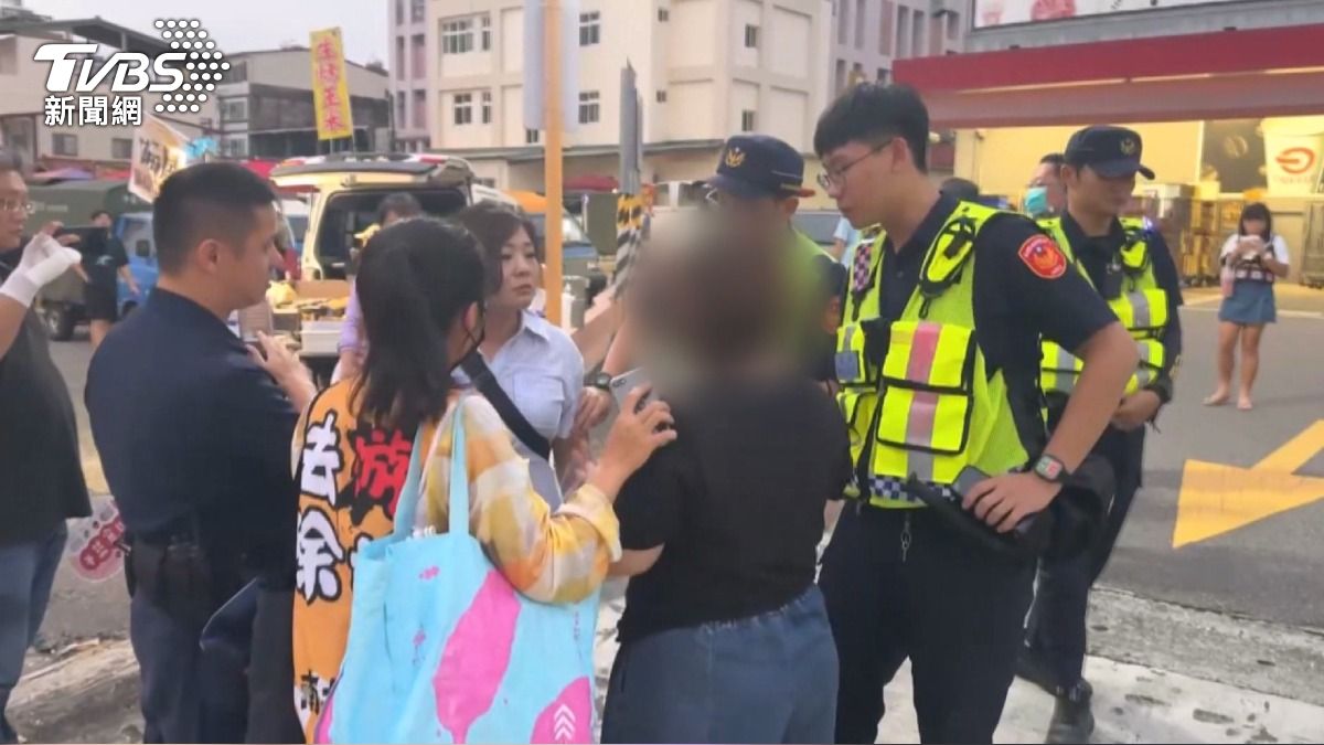 立委游顥服務處主任陳妍馨與民眾衝突,警方到場關切。(圖/TVBS)