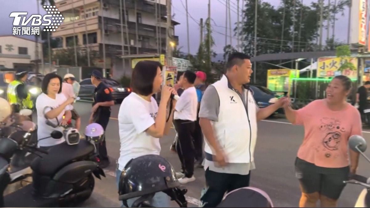 立委游顥團隊與立委王鴻薇在鹿谷,進行反罷免掃街活動。(圖/TVBS)