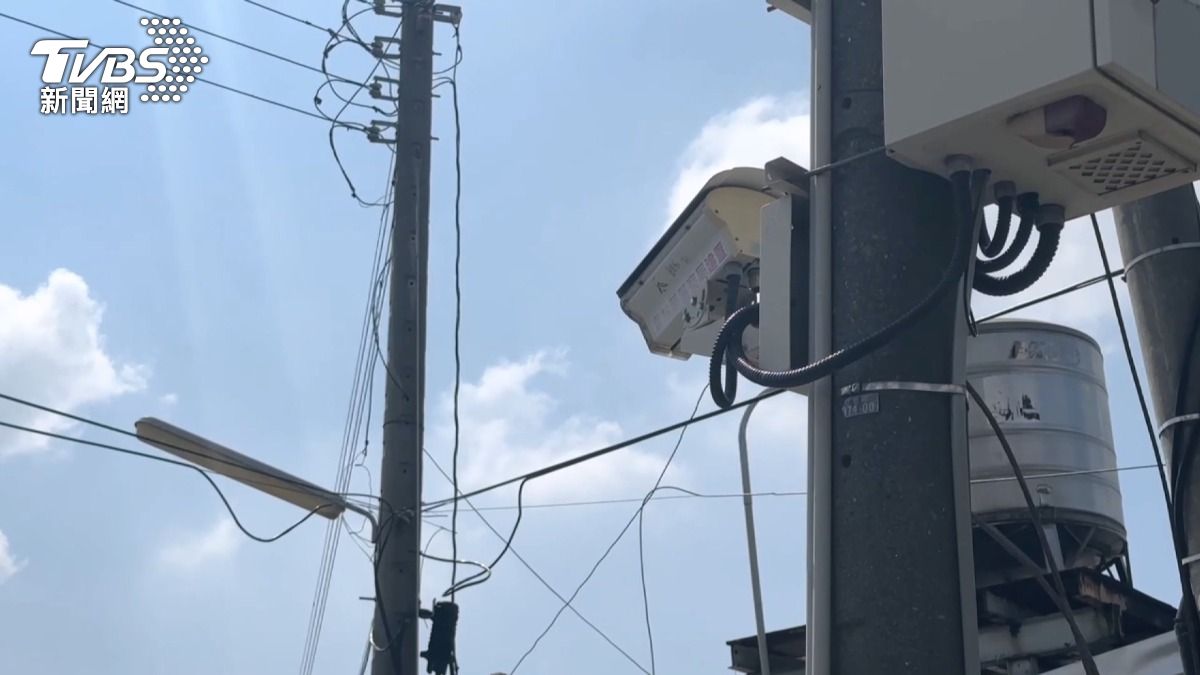 路燈裝「太陽能監視器」狂檢舉，監理站：已繳罰款將全數退還。(圖／TVBS)