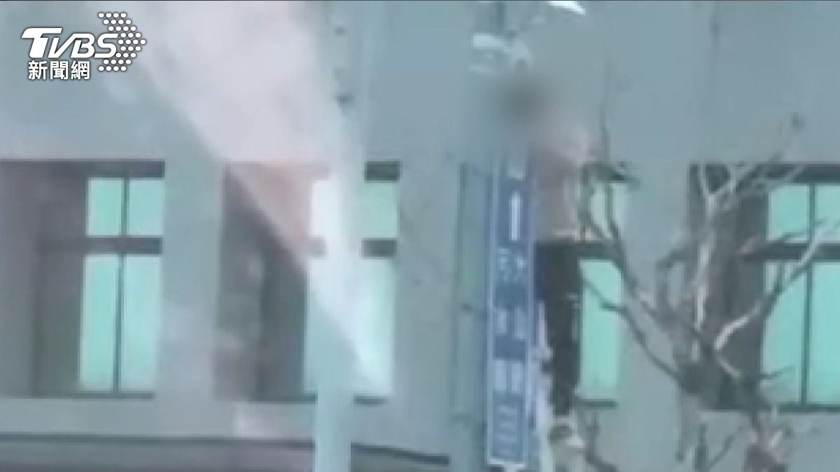 男子自行在路燈上安裝監視器抓違規。(圖／民眾提供)