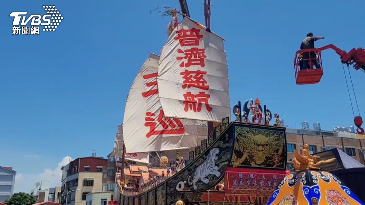 台南180年一次的王船醮活動,有人沿街塞糖果「樂捐」惹爭議。(圖/TVBS)