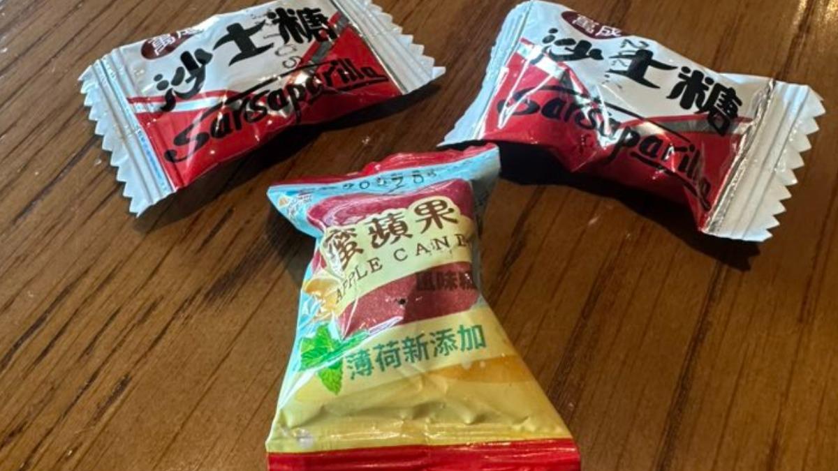 民眾被人塞3顆糖果擋路討「樂捐」,給百元鈔才脫身。(圖/民眾提供)