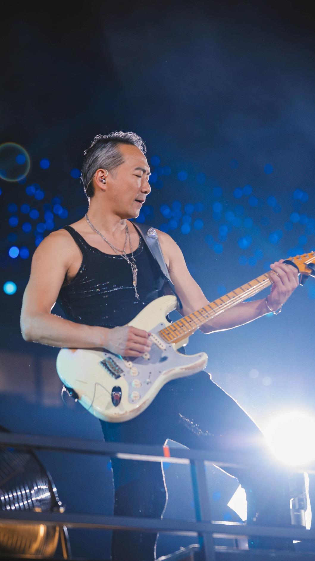 石頭擔憂自己缺席巡演,哽咽向歌迷道歉。(圖/相信音樂提供)
