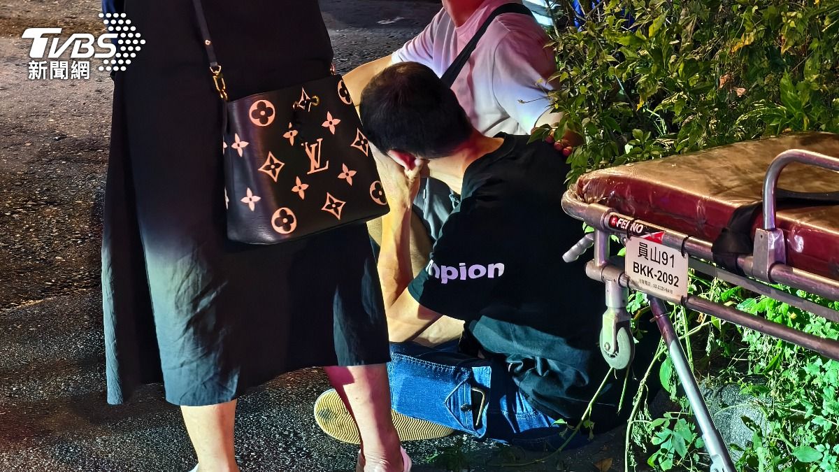 朱女父親(黑色短袖者)得知愛女喪命後,癱軟坐在一旁,悲痛至極、泣不成聲。(圖/陳冠宇攝)