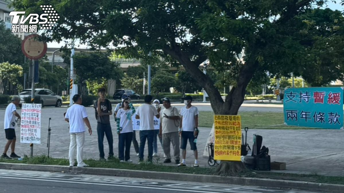 活動會場外已有部分黨代表掛上「暫緩兩年條款」看板。(圖/劉庭宇攝)
