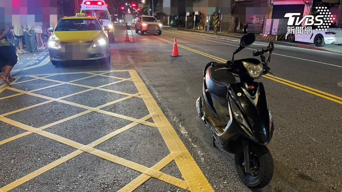有片/北市騎士被小黃車門「擊落」 險噴對向車道遭輾
