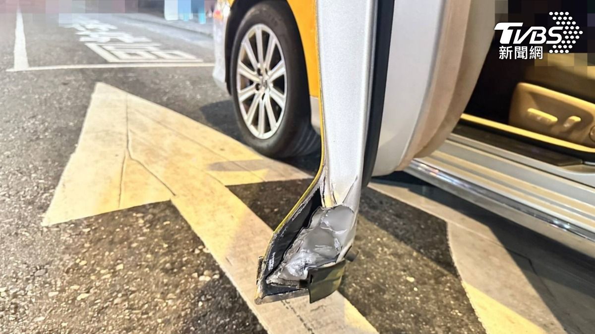 計程車車門板金被撞壞。（圖／TVBS）