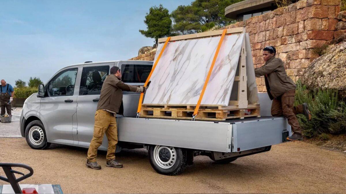 Volkswagen Transporter DoKa相較於運動皮卡Amarok,車斗使用更貼近商務用途。(圖/Volkswagen提供)